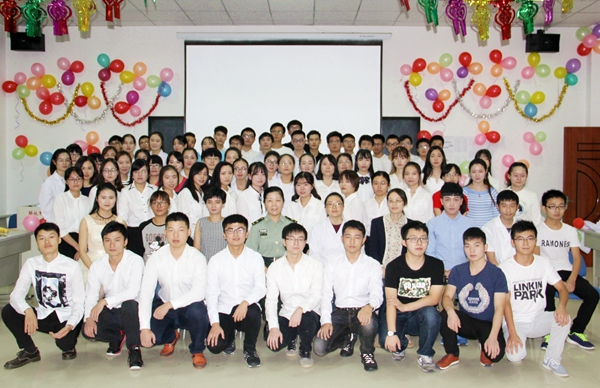22222.马嘉主任与演职人员合影留念_副本.jpg